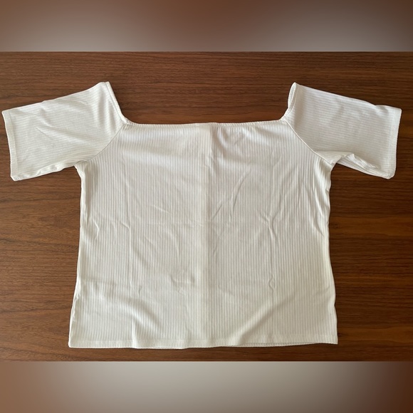 H&M Off-Shoulder Top with Tortoise Button in White, Size XL - Picture 2 of 5